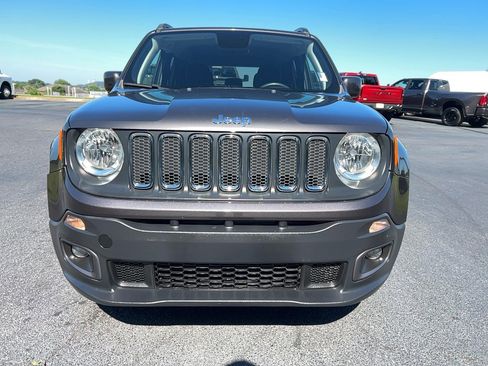 Used 2018 Jeep Renegade Latitude FWD image 2