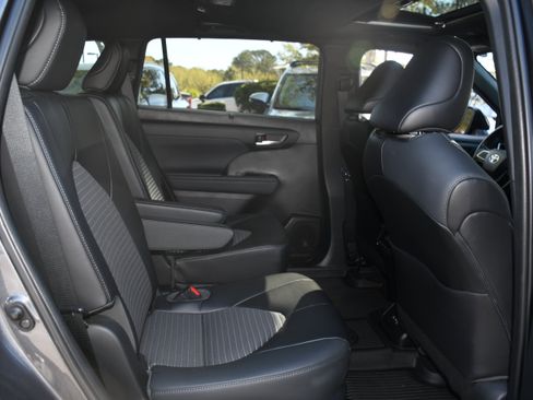 Used 2023 Toyota Highlander XSE image 19