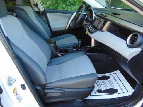 Used 2014 Toyota RAV4 LE FWD image 7