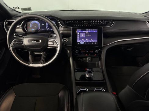 Used 2025 Jeep Grand Cherokee Altitude image 14