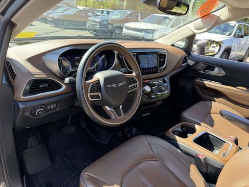 Used 2017 Chrysler Pacifica Limited FWD image 20