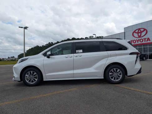 New 2026 Toyota Sienna XLE FWD image 3