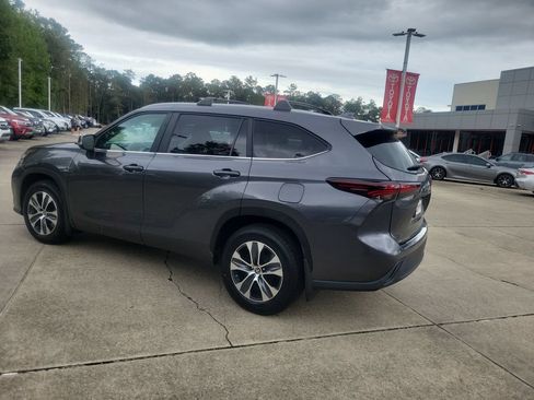 Used 2024 Toyota Highlander XLE FWD image 3