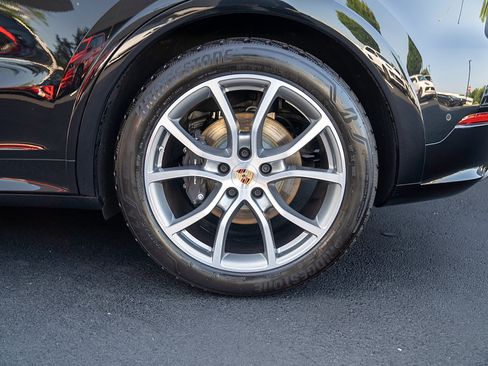 Certified 2025 Porsche Cayenne AWD/4WD image 24