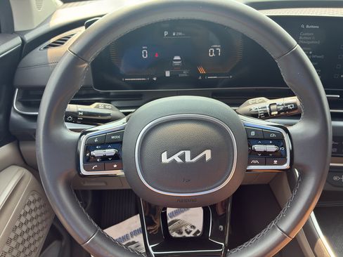 Used 2025 Kia Carnival FWD image 25