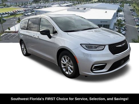New 2026 Chrysler Pacifica Limited FWD image 2