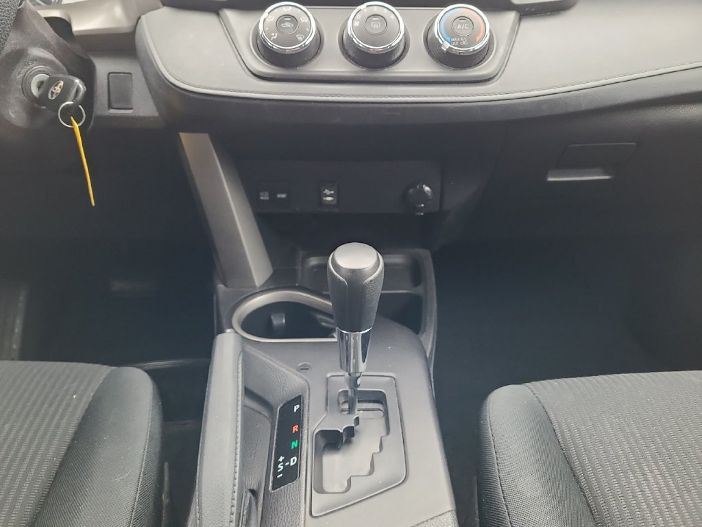 Used 2018 Toyota RAV4 LE AWD/4WD image 11