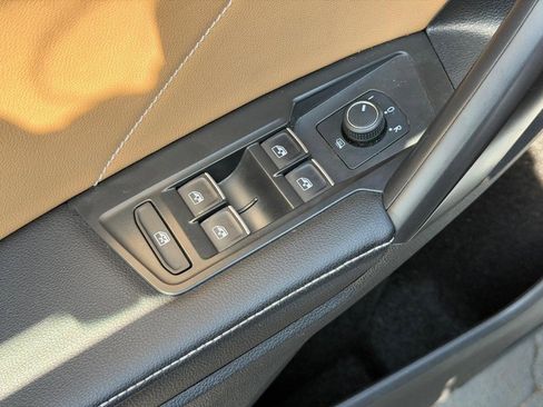 Used 2022 Volkswagen Tiguan SE AWD/4WD image 16