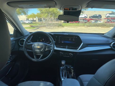 Used 2025 Chevrolet Trax LT image 36