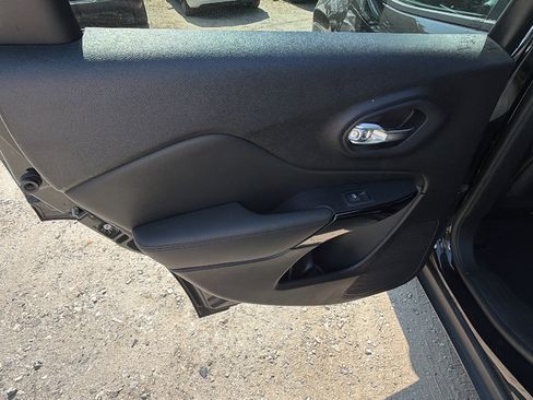 Used 2021 Jeep Cherokee Latitude Plus FWD image 21
