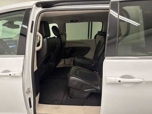 Used 2023 Chrysler Pacifica Touring-L FWD image 22