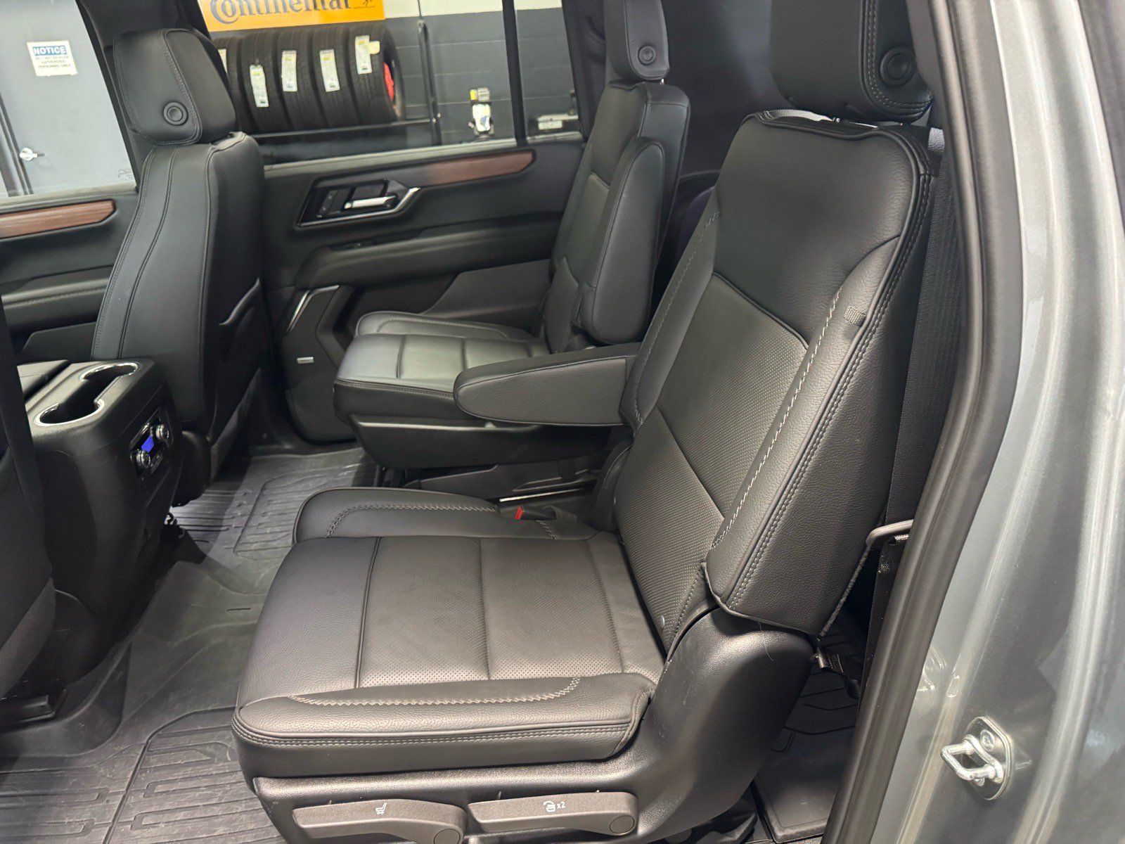 Used 2025 GMC Yukon XL Denali w/ Sun & Power Step Package AWD/4WD image 13
