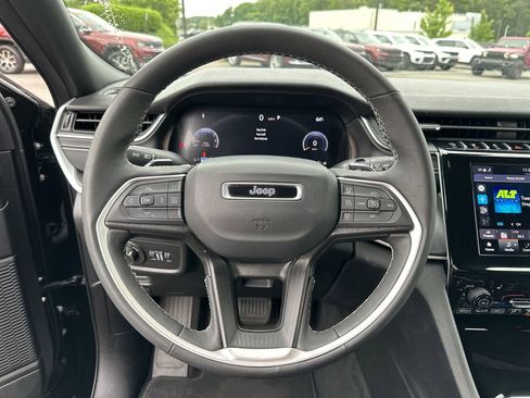 Certified 2025 Jeep Grand Cherokee Altitude AWD/4WD image 12