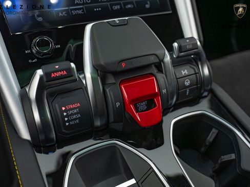 Used 2022 Lamborghini Urus image 31