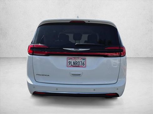 Used 2021 Chrysler Pacifica Touring-L FWD image 6