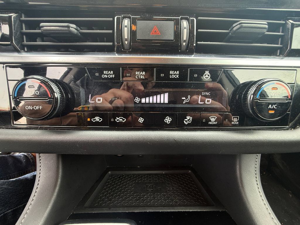 Used 2025 Nissan Pathfinder SL AWD/4WD image 29