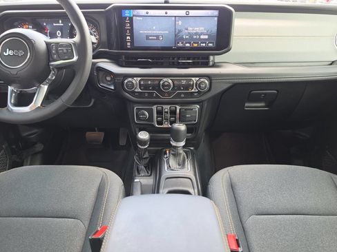 Used 2024 Jeep Wrangler Unlimited Sahara AWD/4WD image 15