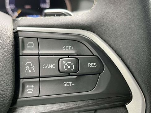 Used 2023 Jeep Grand Cherokee L Laredo image 14