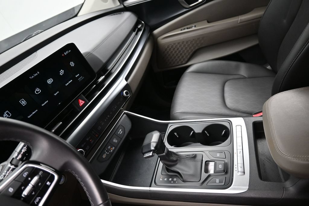 Used 2025 Kia Carnival FWD image 19