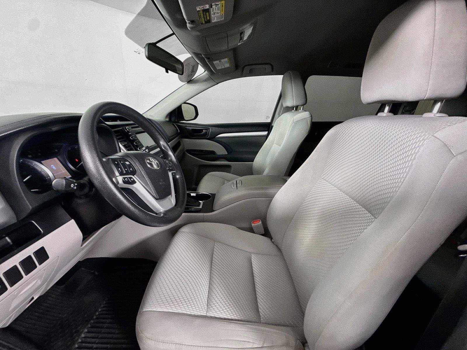 Used 2016 Toyota Highlander LE AWD/4WD image 3
