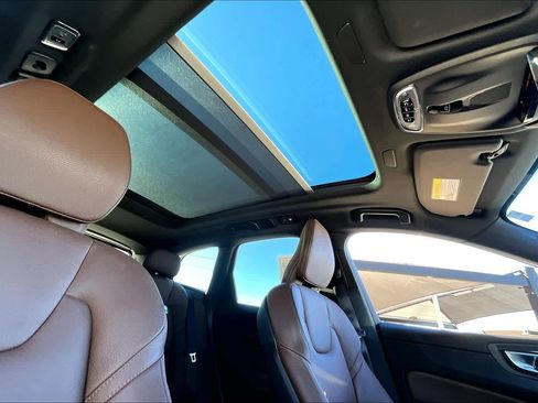 Used 2021 Volvo XC60 T5 Momentum image 10