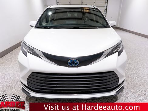 Used 2023 Toyota Sienna XLE FWD image 7