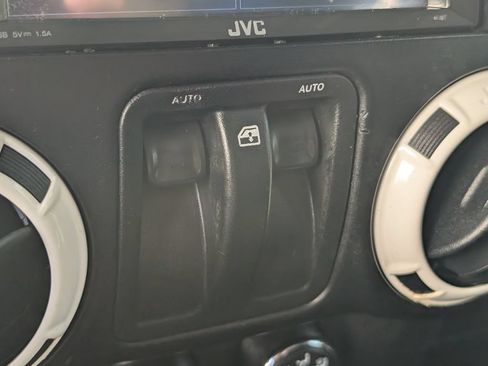 Used 2014 Jeep Wrangler Sahara AWD/4WD image 17