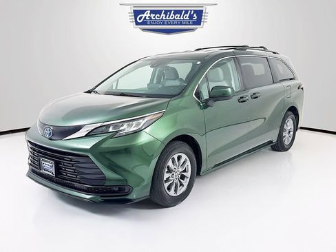 Used 2022 Toyota Sienna LE image 3