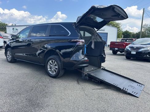 Used 2023 Toyota Sienna XLE FWD image 1
