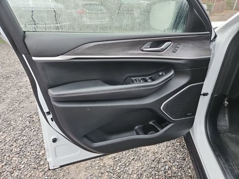 Used 2021 Jeep Grand Cherokee L Limited w/ Luxury Tech Group II image 16