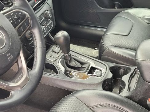 Used 2019 Jeep Cherokee Limited w/ Luxury Group FWD image 19