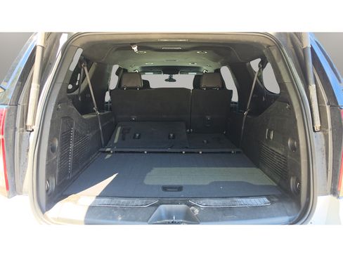 Used 2021 Chevrolet Suburban RST AWD/4WD image 32