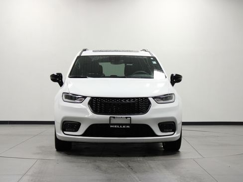 Used 2025 Chrysler Pacifica Limited image 9