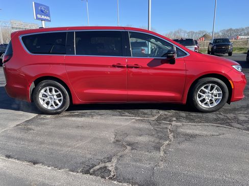 Used 2025 Chrysler Pacifica Select image 6