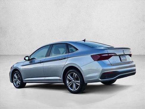 Used 2024 Volkswagen Jetta SE image 8