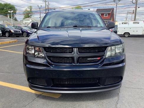 Used 2018 Dodge Journey SE w/ Connectivity Group FWD image 2