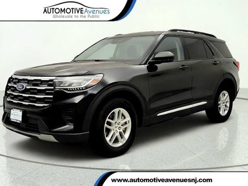 Used 2025 Ford Explorer Active AWD/4WD image 1