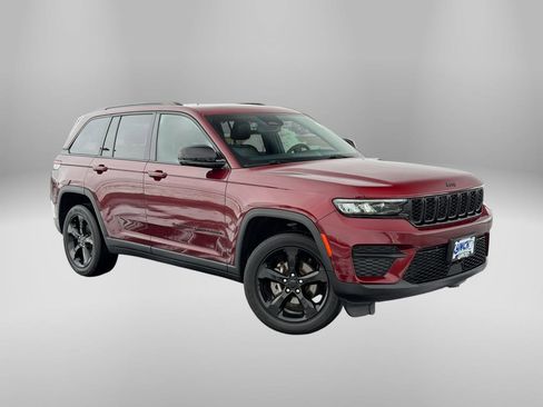 Used 2023 Jeep Grand Cherokee Altitude AWD/4WD image 6