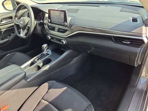 Used 2025 Nissan Altima 2.5 SV image 32