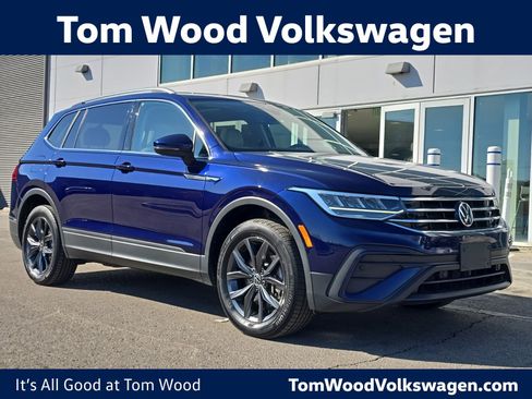 Used 2023 Volkswagen Tiguan SE w/ Panoramic Sunroof Package image 1