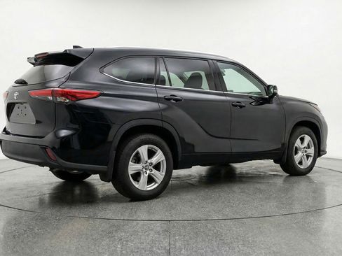 Used 2025 Toyota Highlander LE image 9