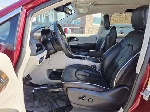 Used 2022 Chrysler Pacifica Limited image 12