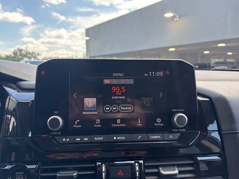 Used 2025 Nissan Pathfinder SV FWD image 18