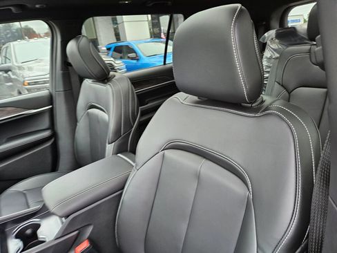 New 2026 Jeep Grand Cherokee L Limited w/ Limited Altitude Package AWD/4WD image 12