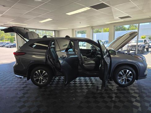 Used 2022 Toyota Highlander XLE AWD/4WD image 17