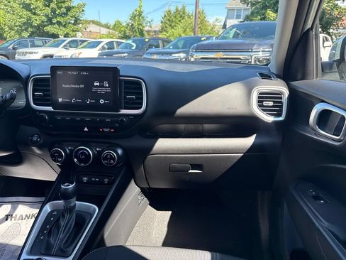 Certified 2025 Hyundai Venue SEL FWD image 21