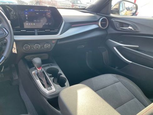 Used 2025 Chevrolet Trax RS w/ Sunroof Package image 20