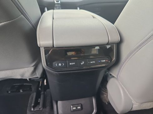 Used 2024 Toyota Highlander XLE image 18