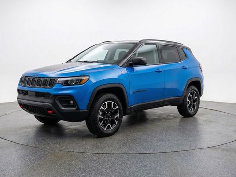Used 2025 Jeep Compass Trailhawk AWD/4WD image 3