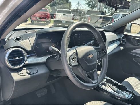 Used 2025 Chevrolet Trax LT FWD image 10
